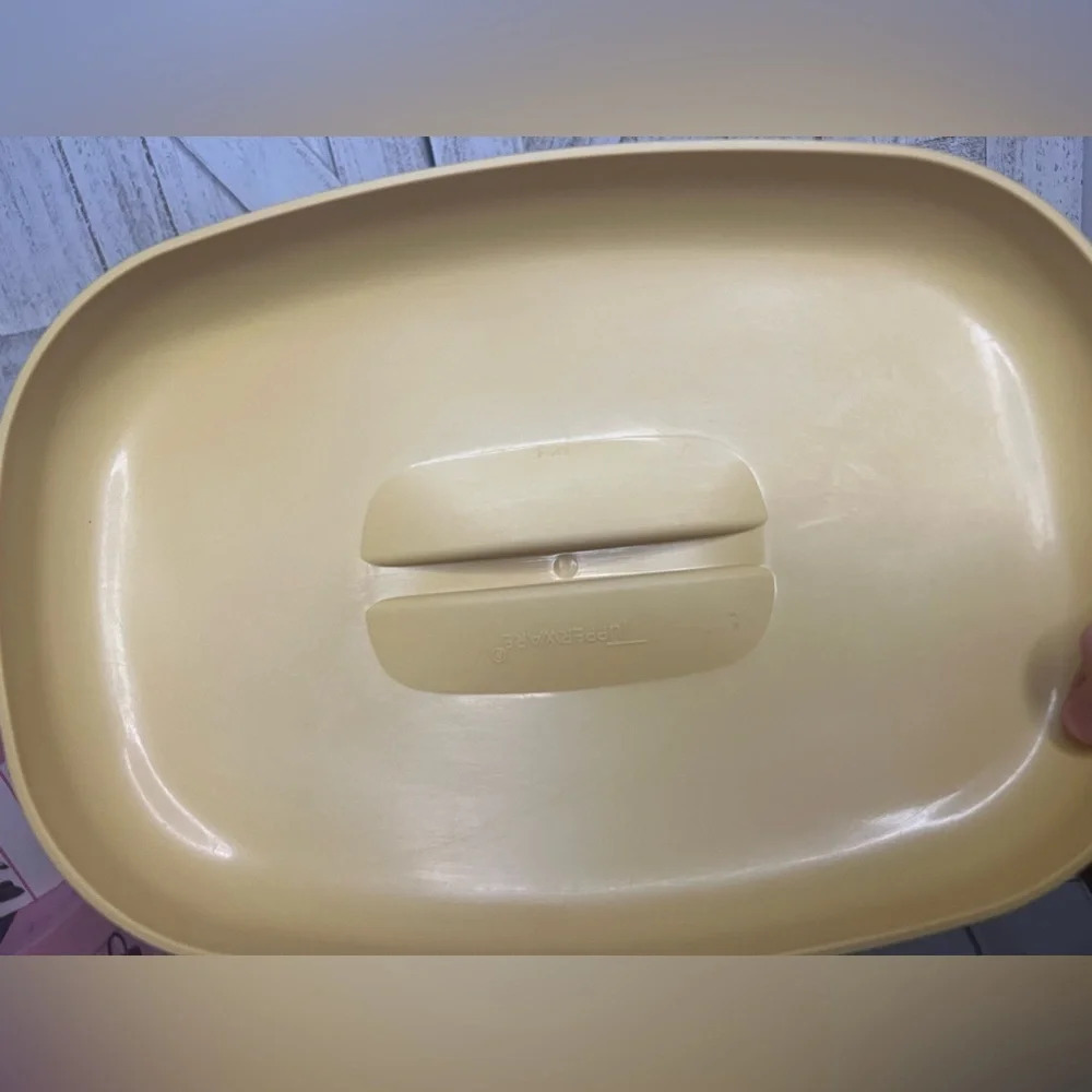 Tupperware vintage Yellow microwave veggie steamer